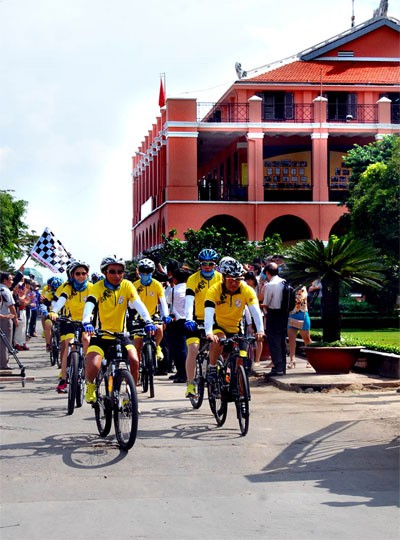 Cycling program for AO victims begins - ảnh 1